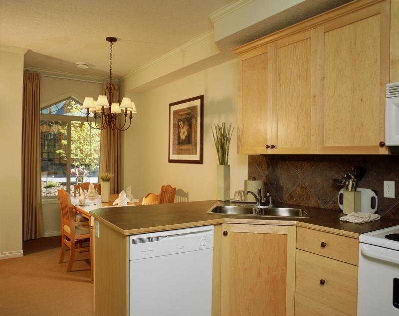 Mystic Springs Chalets & Hot Pools Canmore Habitación foto